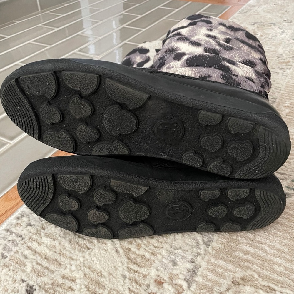 Moncler | Black and White Leopard Down Snow Boots - Picture 5 of 6